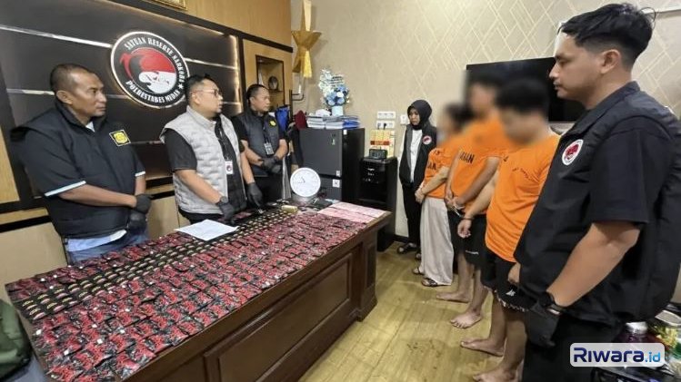 Polisi menggelar barang bukti 205 unit pod getar yang diselundupkan dari Malaysia